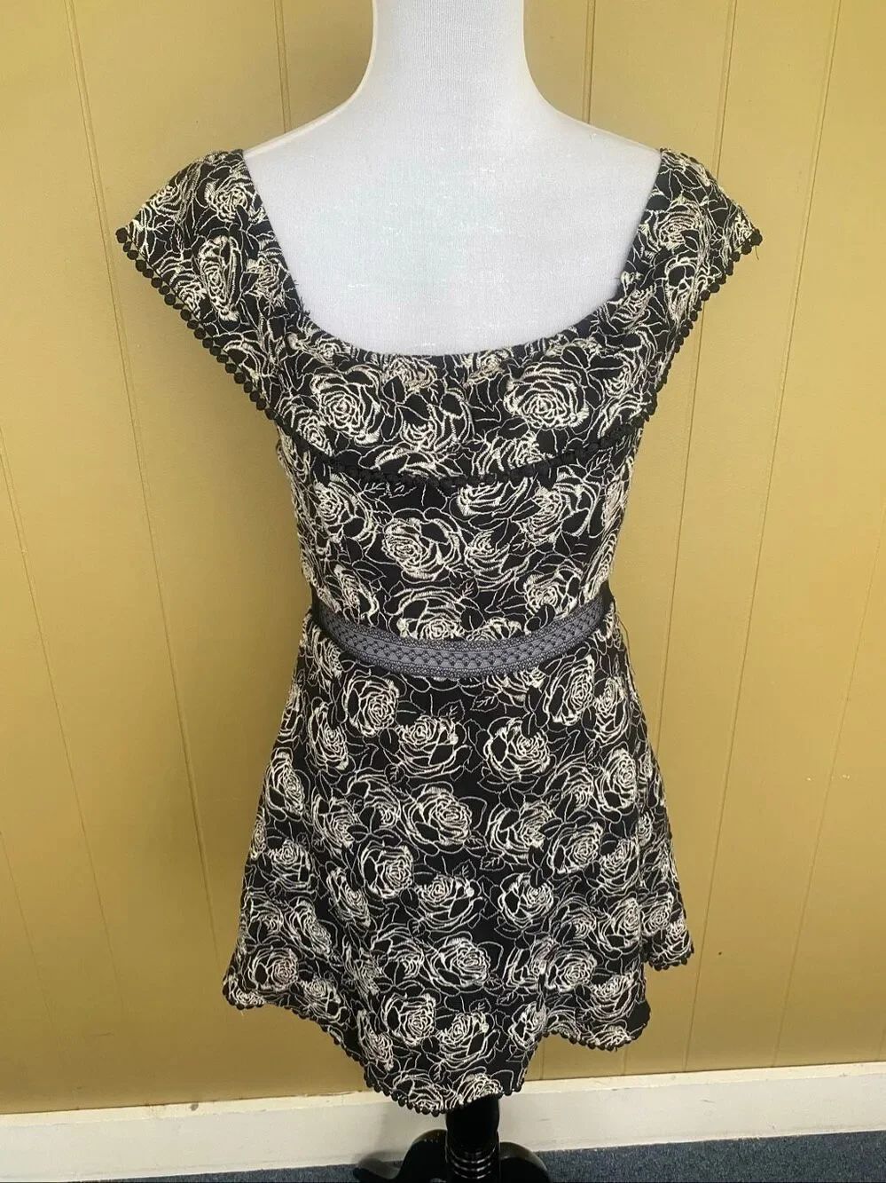 JOA Just one Answer women M fully lined floral textured scoopneck dress